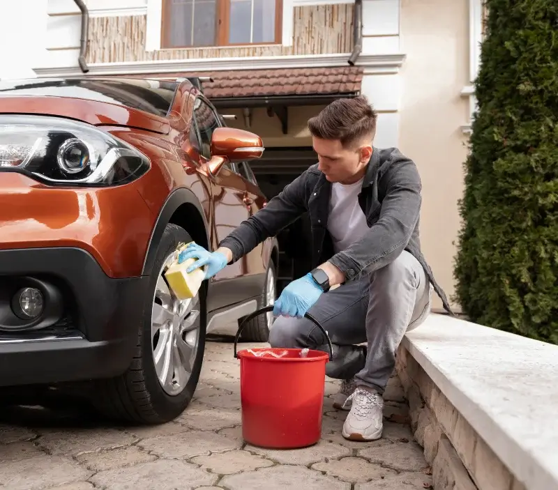 Lavage auto à domicile Saint-Martin-sous-Vigouroux : professionnel intervenant sur un véhicule